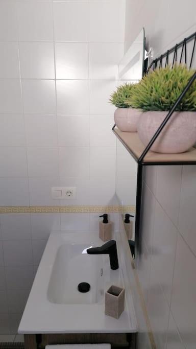 Views, Family & Private Parking In Alto Albayzin Appartement Granada Buitenkant foto